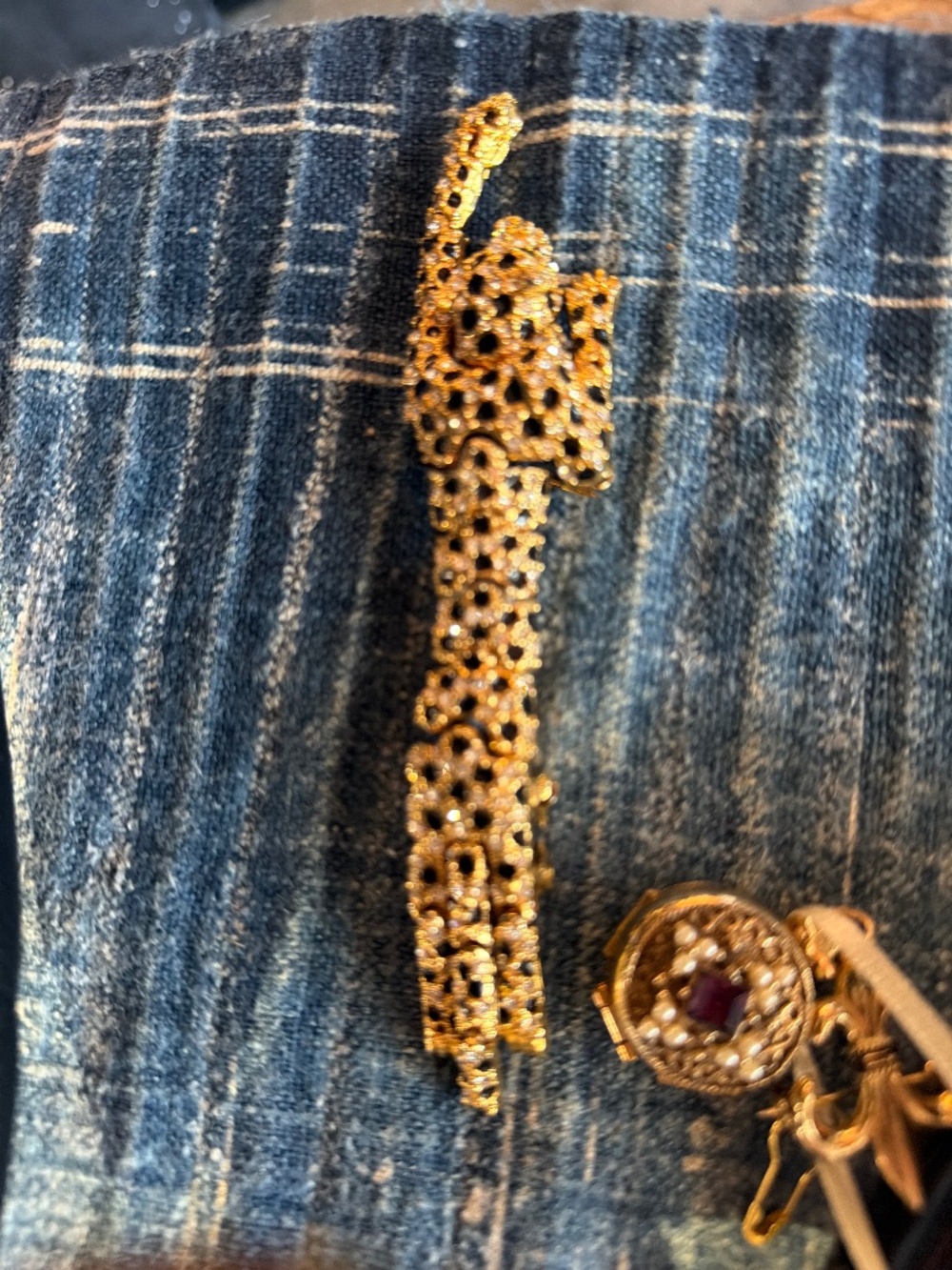 Leopard shoulder brooch